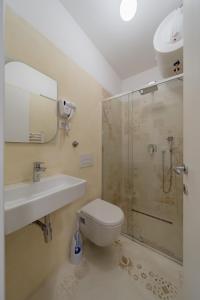 贝尔格莱德BG Exclusive Suites的带淋浴、卫生间和盥洗盆的浴室