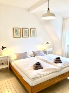 纽伦堡Ferienwohnung Ludwigstrasse的卧室配有一张白色大床和两条毛巾