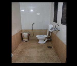 浦那Hotel Rachana Residency的一间带卫生间和水槽的浴室