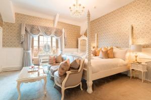 卡纳芬普拉斯迪纳斯乡村别墅酒店的一间卧室配有一张床和一张沙发