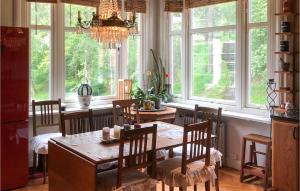 布罗斯Gorgeous Apartment In Bors With Wifi的一间带桌椅和窗户的用餐室