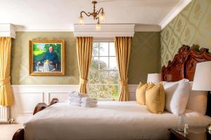 卡纳芬普拉斯迪纳斯乡村别墅酒店的一间卧室设有一张大床和窗户