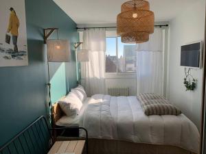 勒图凯-巴黎普拉日Le Touquet : Appt 4 pers face mer的一间卧室设有一张床和一个窗口