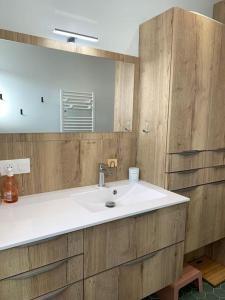 勒图凯-巴黎普拉日Le Touquet : Appt 4 pers face mer的浴室设有白色水槽和镜子