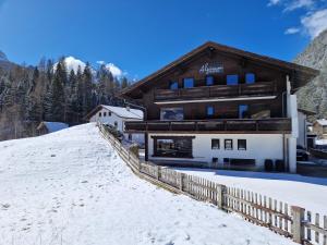 比伯维尔Alpinum Hostel的雪中山间滑雪小屋