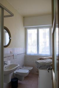 贝拉吉奥Casa Margherita Bellagio的一间带水槽和卫生间的浴室以及窗户。
