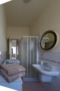 贝拉吉奥Casa Margherita Bellagio的一间带水槽和镜子的浴室