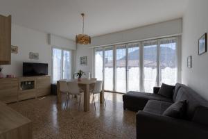 贝拉吉奥Casa Margherita Bellagio的带沙发和餐桌的客厅