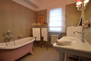贝端Logis Hôtel restaurant des Pins的带浴缸和盥洗盆的浴室