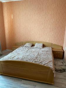克拉斯拉瓦Mārkalni的卧室内的一张带两个枕头的床