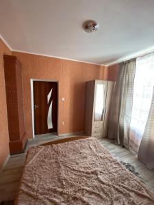 克拉斯拉瓦Mārkalni的一间卧室设有一张大床和一个窗户。
