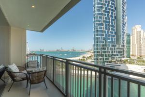 迪拜MarinaVista Bluewaters Island 52 42 Dubai Marina 2 BR-Beach-Sea View的阳台配有椅子,享有海景。