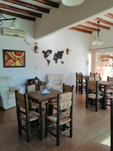 圣奥古斯汀镇Hotel Rural Luna del Valle的一间设有桌椅的用餐室和一张墙上的地图