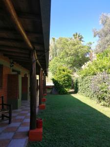 圣奥古斯汀镇Hotel Rural Luna del Valle的一个带绿色草坪的房屋门廊