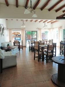 圣奥古斯汀镇Hotel Rural Luna del Valle的一间带桌椅的餐厅以及一间带桌椅的房间