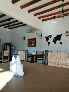 圣奥古斯汀镇Hotel Rural Luna del Valle的一间设有桌椅和地图的客房
