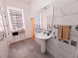圣朱利安斯Rotas B的白色的浴室设有水槽和镜子