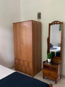 本托塔Tranquil Private Villa near Bentota Beach的一间卧室配有木制梳妆台和镜子