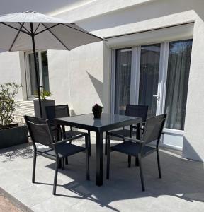 康博莱班ZER GOCHOA的庭院内桌椅和遮阳伞