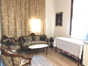 安塔利亚ROOMS AND APARTMENTS center of Antalya, beach, old town的客厅配有沙发和桌子