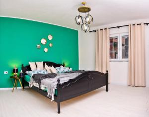 DrvarStela1的绿色卧室,配有床和绿色的墙壁