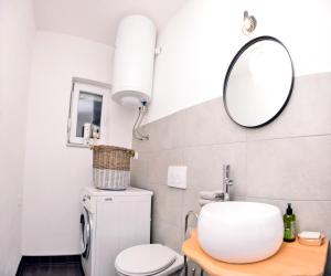 DrvarStela1的一间带卫生间和镜子的浴室
