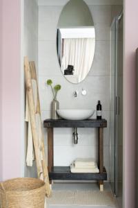 丽兹Suite 137, luxe verblijf midden in de bollenstreek的一间带水槽和镜子的浴室