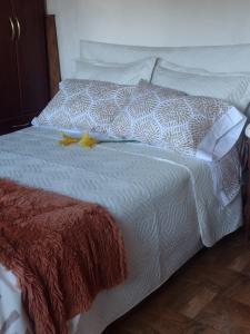 卢汉德库约Habitación doble的一张白色的床,上面有黄色的花