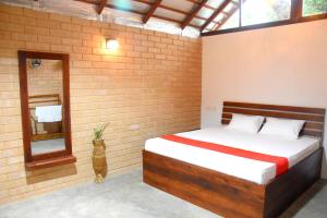 库鲁内格勒Ranathisara Grand Cabanas的卧室配有砖墙内的床铺