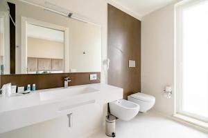 马尔萨拉Shoruq的一间带水槽、卫生间和镜子的浴室