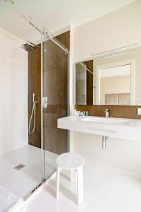 马尔萨拉Shoruq的一间带水槽和镜子的浴室