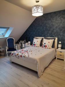 Saint-Jean-la-Poteriechambre d'hôtes Les Hortensias的一间卧室设有一张大床和蓝色的墙壁