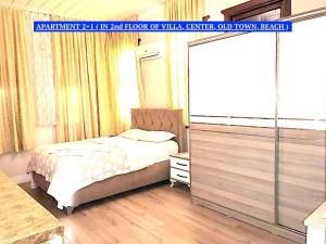 安塔利亚ROOMS AND APARTMENTS center of Antalya, beach, old town的一间卧室设有一张床和一个窗口
