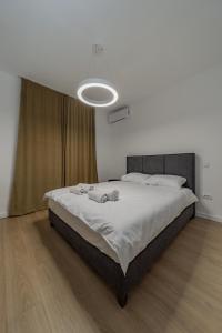 贝尔格莱德BG Exclusive Suites的一间卧室配有一张大床和一个大型灯具