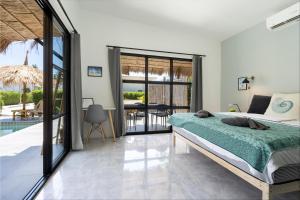 高兰Manao Pool Villa 1 - 5 Mins Walk To The Beach的一间卧室配有一张床,享有游泳池的景色