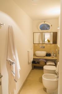 莱乌卡Villa Romasi的一间带卫生间和水槽的浴室