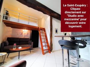 圣埃尔布兰Manoir de L'Aisnerie的客厅配有高架床和沙发