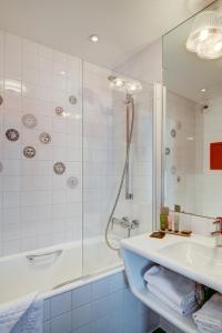 巴黎阿斯托利亚乔伊斯酒店的带淋浴、盥洗盆和浴缸的浴室