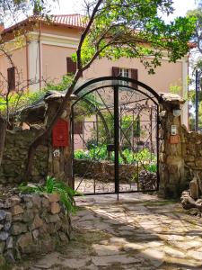 贡内萨Aragonite Azzurra Casa Vacanza的通往大楼前花园的铁门