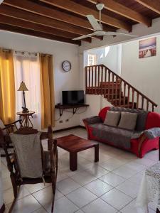 普拉亚埃尔莫萨Condominio Villa Hermosa的带沙发和楼梯的客厅
