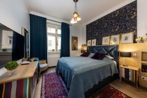 萨格勒布三七公寓的一间卧室配有蓝色的床和一张书桌