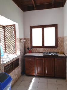 普拉亚埃尔莫萨Condominio Villa Hermosa的带炉灶的厨房和2扇窗户。