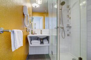 阿斯托利亚乔伊斯酒店的一间浴室