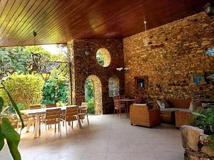 格雷岛Villa Denise - île de Gorée的一个带桌椅和砖墙的庭院
