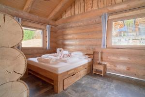 OberschwarzenbergBlockhausen Luxus Chalets的小木屋内一间卧室,配有一张床
