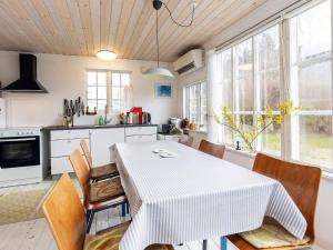 Fakse Ladeplads5 person holiday home in Faxe Ladeplads的厨房以及带桌椅的用餐室。