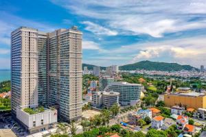 头顿The Sóng Condotel in Vung Tau City - The Sóng Real Company的城市空中景观高楼