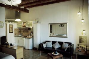 巴塞罗那蓝皮卡公寓的带沙发的客厅和厨房