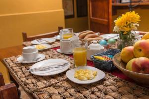 库斯科CASA HOSPEDAJE EL LABRADOR的餐桌上放有食物和水果盘