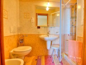 康加德马里尼伊尔帕沃食宿酒店的浴室配有卫生间、盥洗盆和淋浴。